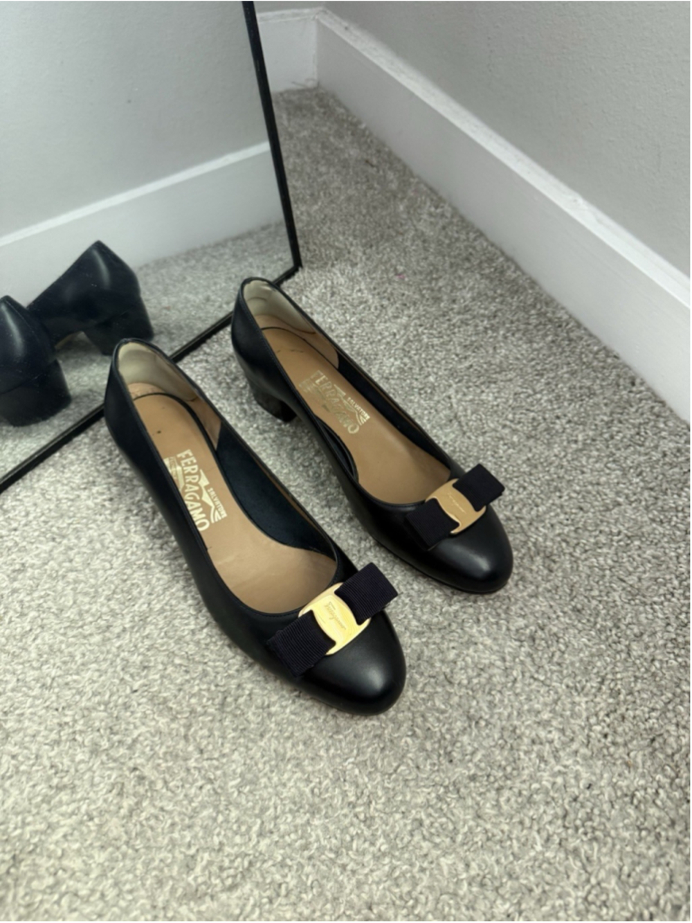 Salvatore Ferragamo calf leather Vara ribbon pumps size 7 Navy Women